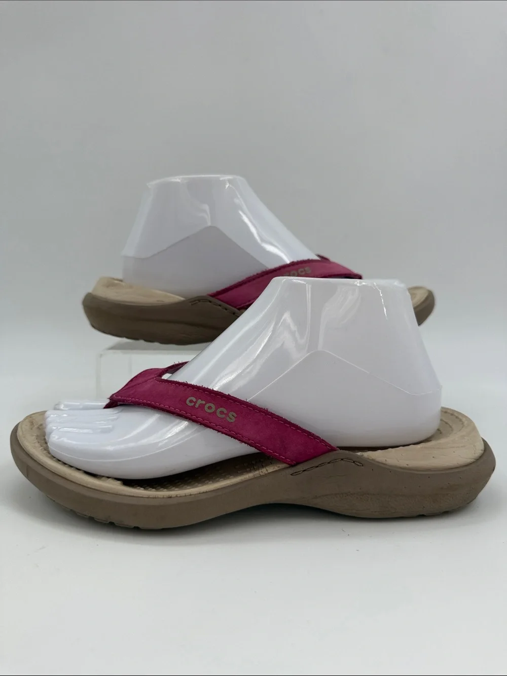 CROCS Capri IV Women's Size 7.0 Fuchsia Suede Cream Footbed